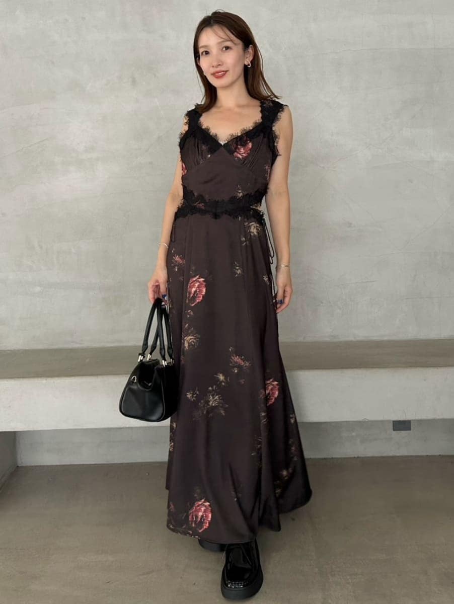 ベージュ系のブルゾン、ブラック系のワンピース、ブラック系のボストンバッグを着用したレディースの冬コーディネートの2枚目の写真