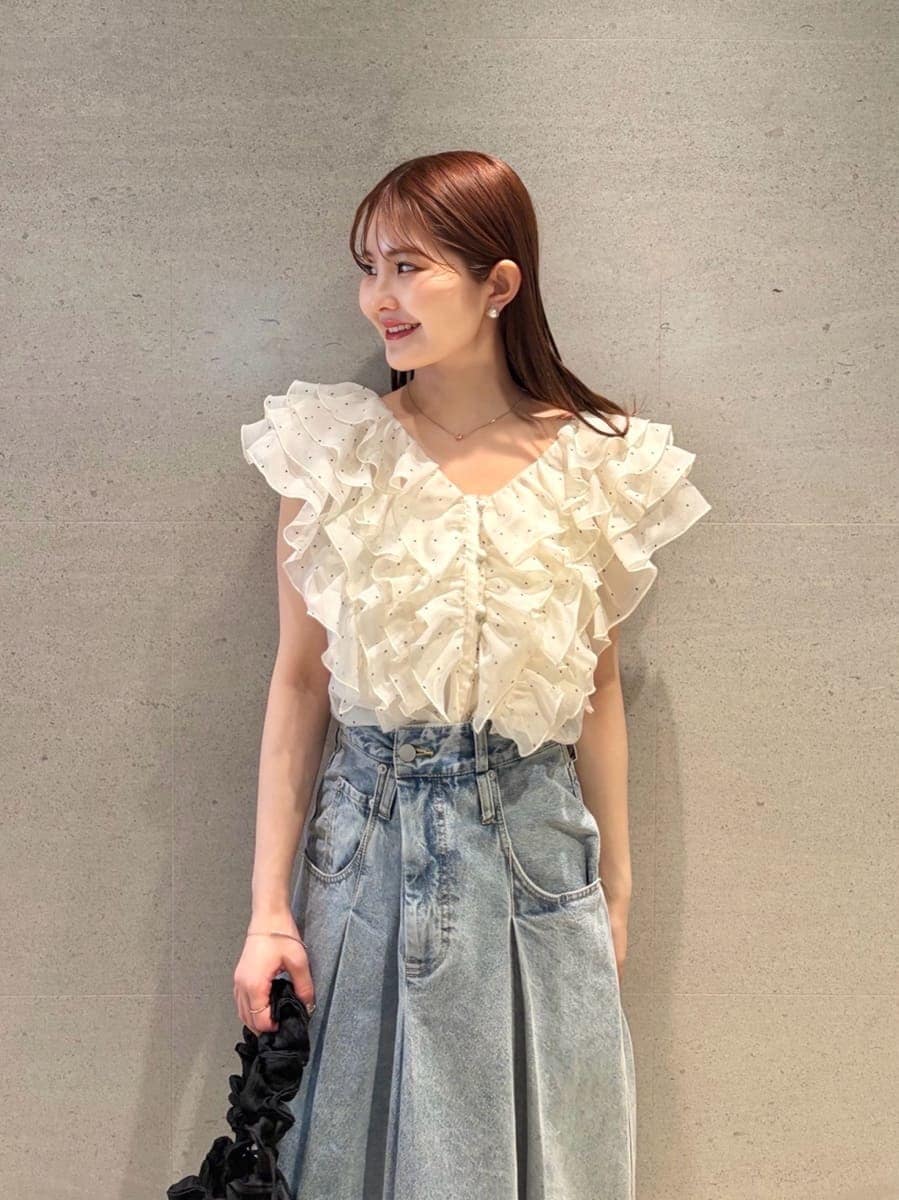 その他のシャツ/ブラウス、ブラック系のパンプスを着用したレディースの春コーディネートの5枚目の写真