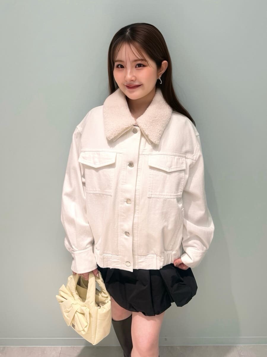 ホワイト系のブルゾン、ブラック系のその他パンツ、グレー系のニット/セーターを着用したレディースの冬コーディネートの2枚目の写真