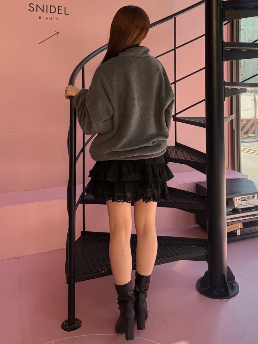 グレー系のTシャツ/カットソー、ブラック系のその他パンツ、ブラック系のブーツを着用したレディースの秋コーディネートの3枚目の写真