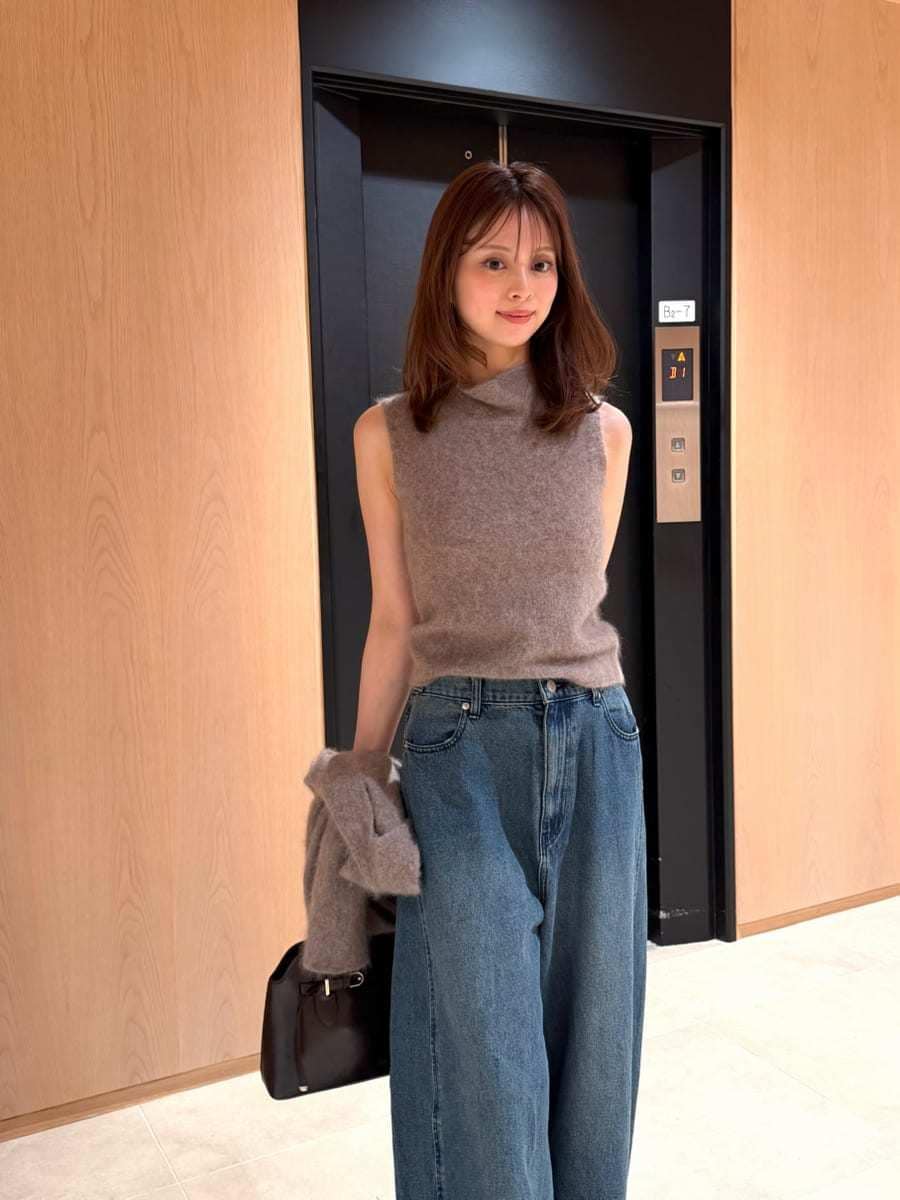 ブルー系のデニムパンツ、ブラウン系のTシャツ/カットソー、ブルー系のカーディガン/ボレロを着用したレディースの秋コーディネートの2枚目の写真