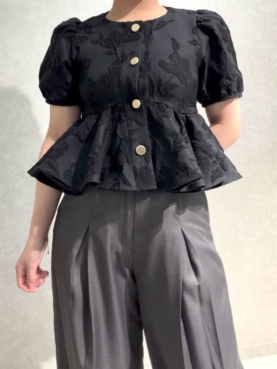 グレー系のその他パンツ、ブラック系のシャツ/ブラウスを着用したレディースの夏コーディネートの5枚目の写真
