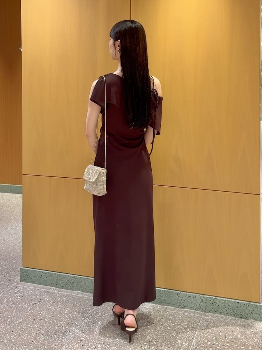 ブラウン系のワンピースを着用したレディースの夏コーディネートの3枚目の写真