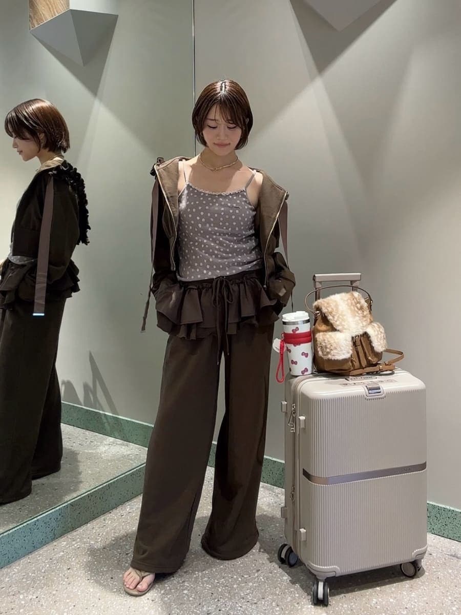 ブラウン系のその他パンツ、ブラウン系のパーカー、その他のキャミソールを着用したレディースの夏コーディネートの2枚目の写真