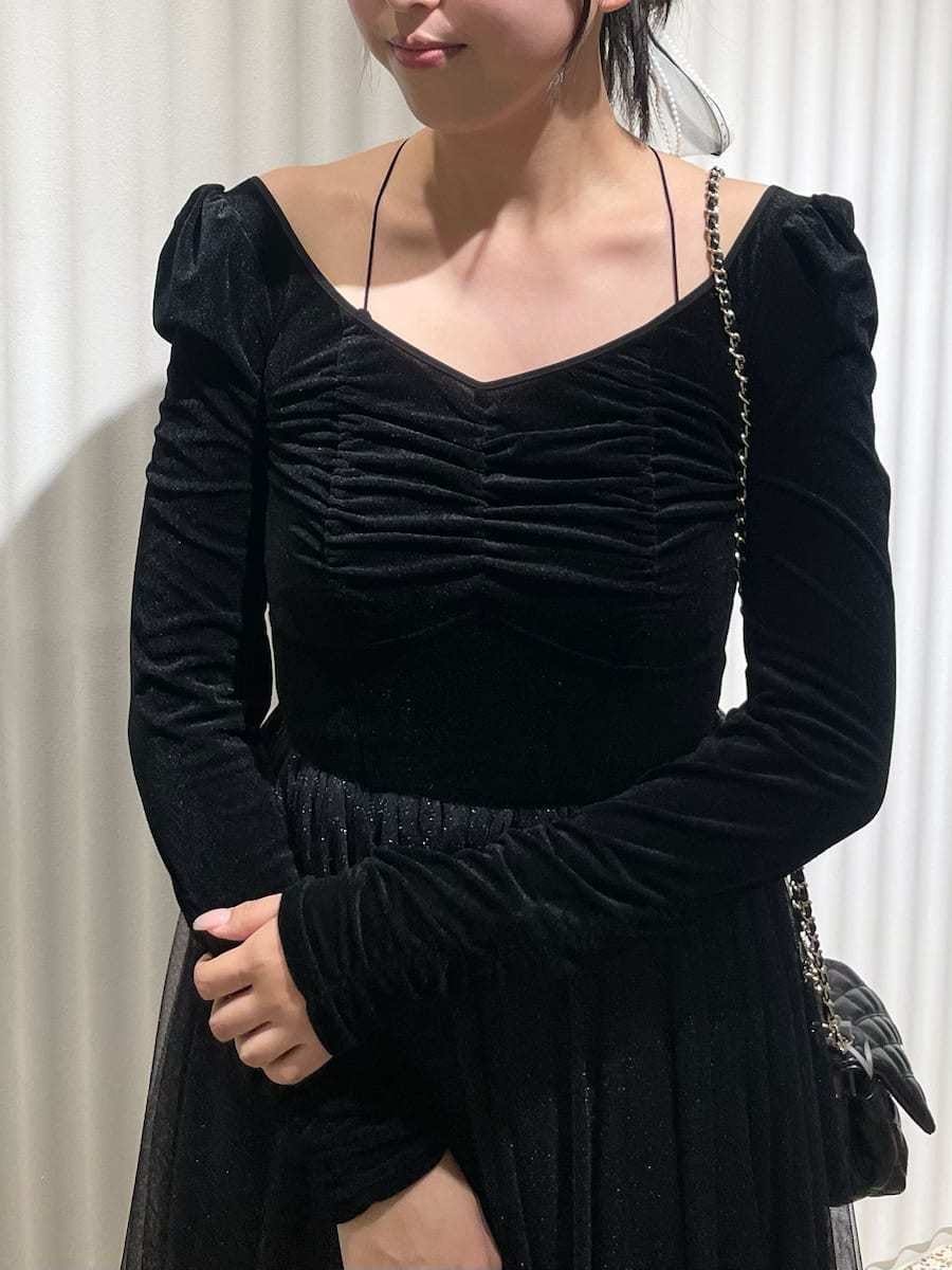 ブラック系のワンピース、ブラック系のパンプス、ブラック系のショルダーバッグを着用したレディースの夏コーディネートの5枚目の写真