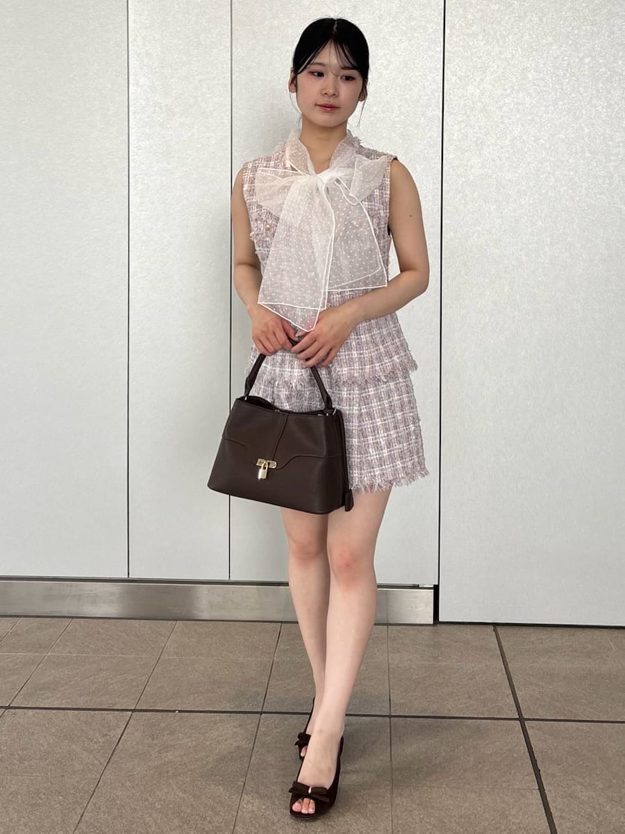 ブラウン系のハンドバッグ、その他のベスト、その他のその他パンツを着用したレディースの夏コーディネートの5枚目の写真