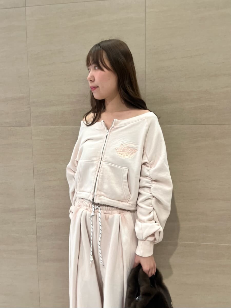 ブラック系のブーツ、ピンク系のスウェットパンツ、ピンク系のスウェットを着用したレディースの秋コーディネートの4枚目の写真