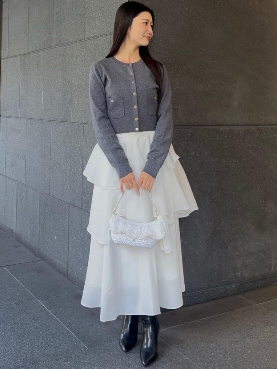 ブラック系のブーツ、グレー系のワンピースを着用したレディースの冬コーディネートの2枚目の写真