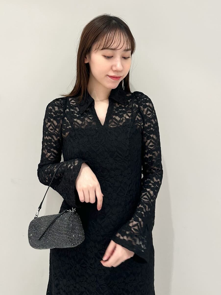 ブラック系のワンピースを着用したレディースの冬コーディネートの2枚目の写真