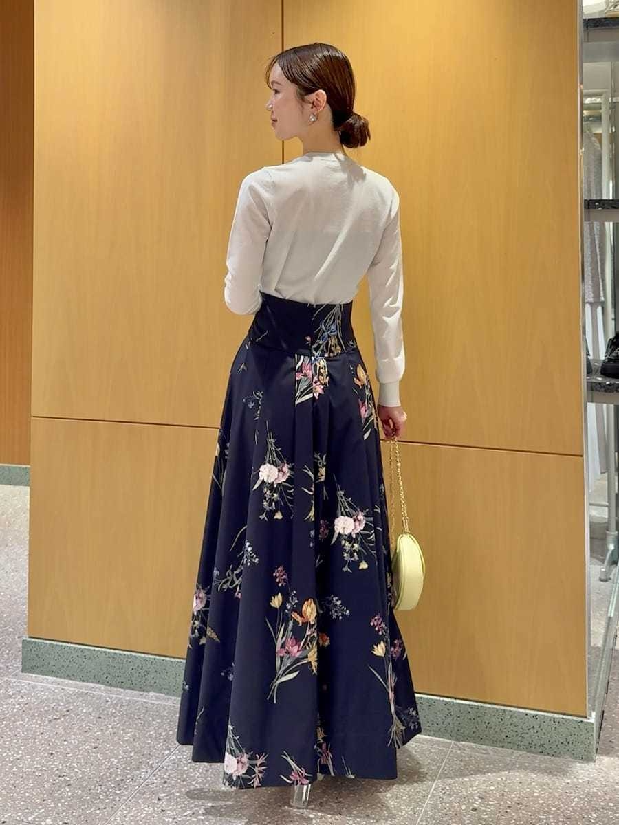 ホワイト系のカーディガン/ボレロ、イエロー系のショルダーバッグを着用したレディースの春コーディネートの2枚目の写真