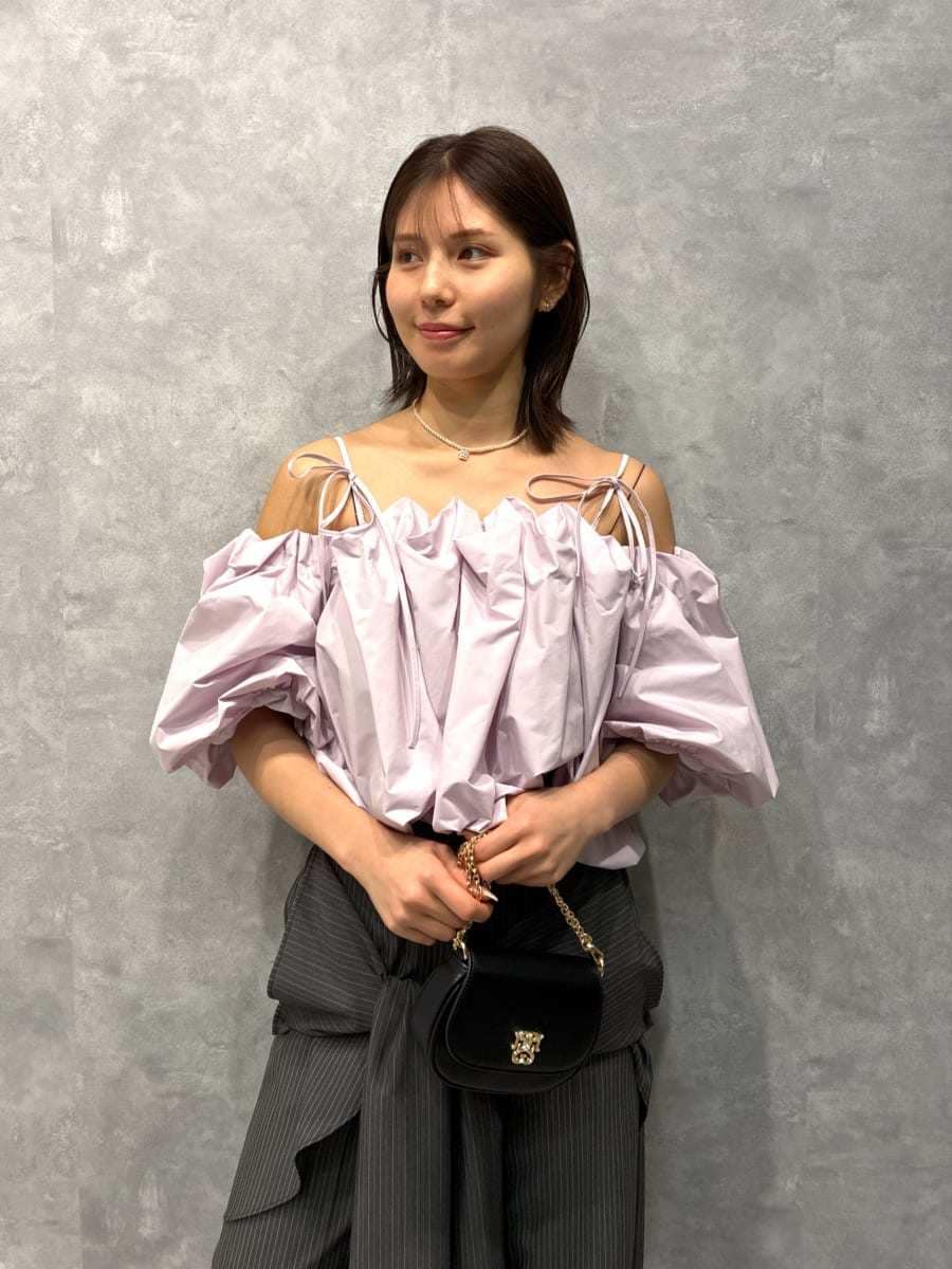 グレー系のその他パンツ、パープル系のシャツ/ブラウス、ブラック系のショルダーバッグを着用したレディースの春コーディネートの4枚目の写真