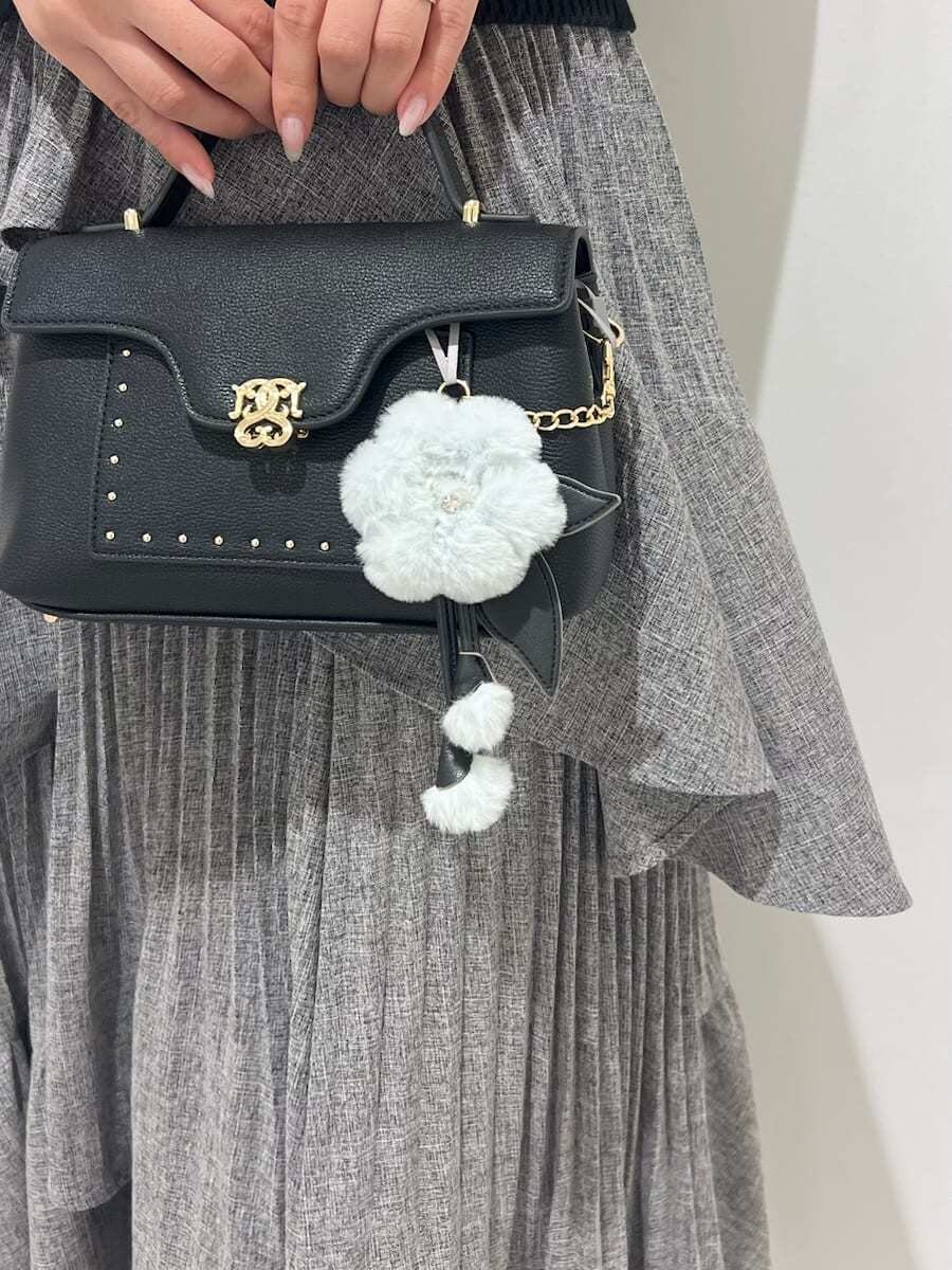 その他のワンピース、ブルー系のニット/セーター、ブラック系のショルダーバッグを着用したレディースの夏コーディネートの6枚目の写真