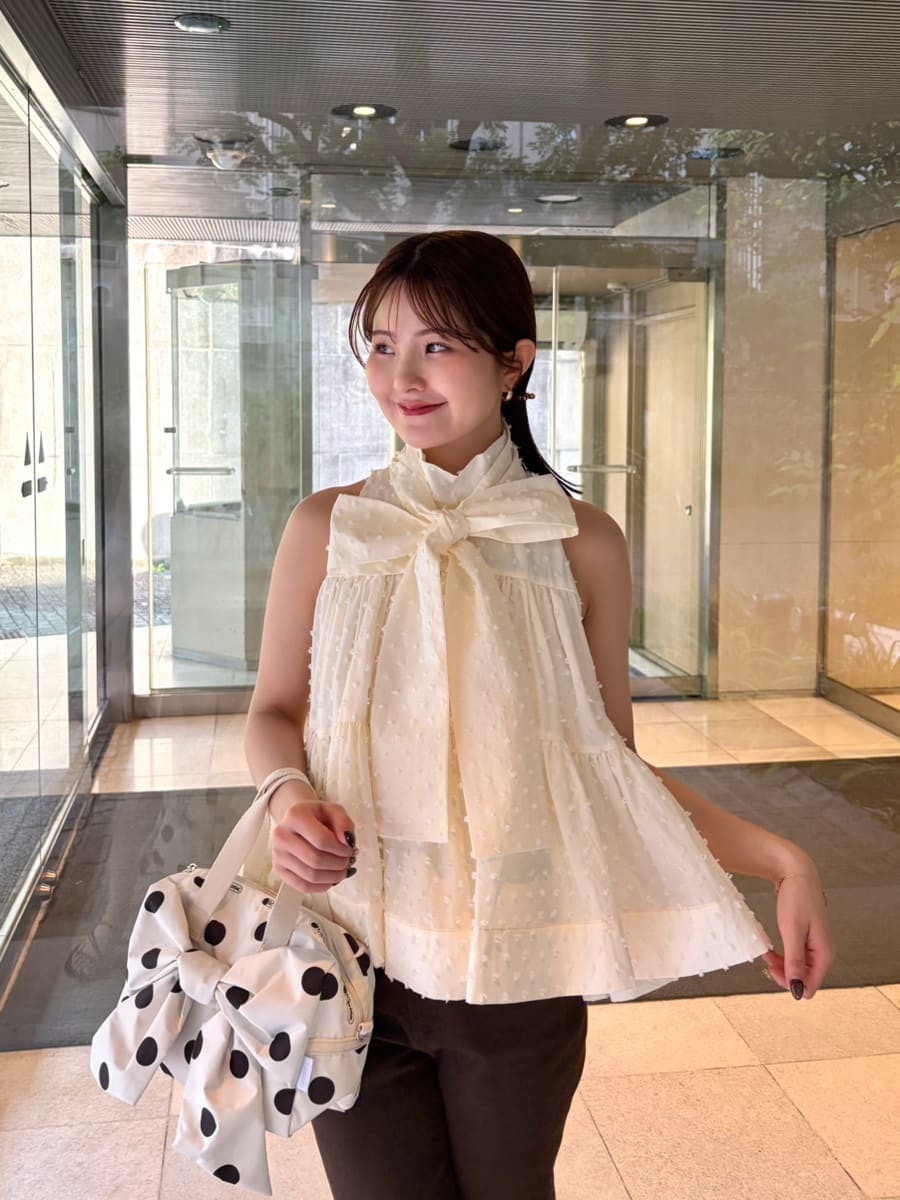 ブラウン系のその他パンツ、ホワイト系のシャツ/ブラウス、ホワイト系のショルダーバッグを着用したレディースの春コーディネートの4枚目の写真