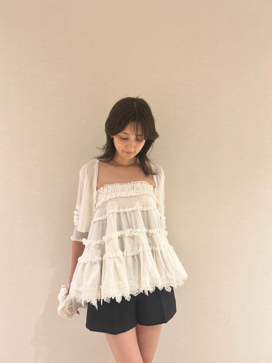ブラック系のその他パンツ、ホワイト系のニット/セーター、ホワイト系のカーディガン/ボレロを着用したレディースの夏コーディネートの5枚目の写真
