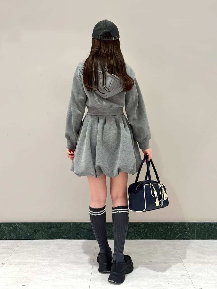 グレー系のワンピース、ブルー系のボストンバッグ、ブラック系のローファーを着用したレディースの冬コーディネートの3枚目の写真