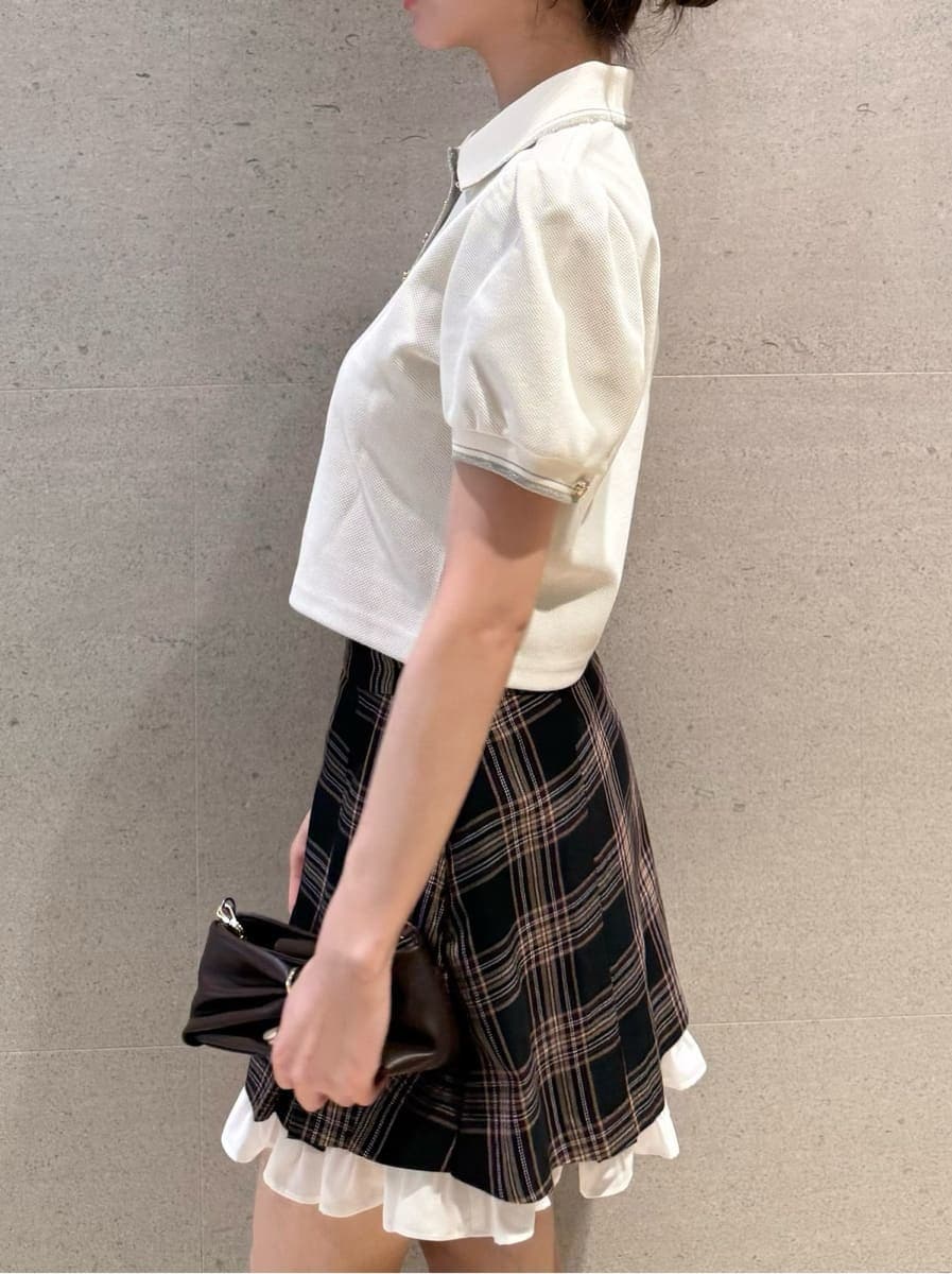 その他のその他パンツ、ホワイト系のポロシャツ、ブラウン系のサンダルを着用したレディースの春コーディネートの4枚目の写真