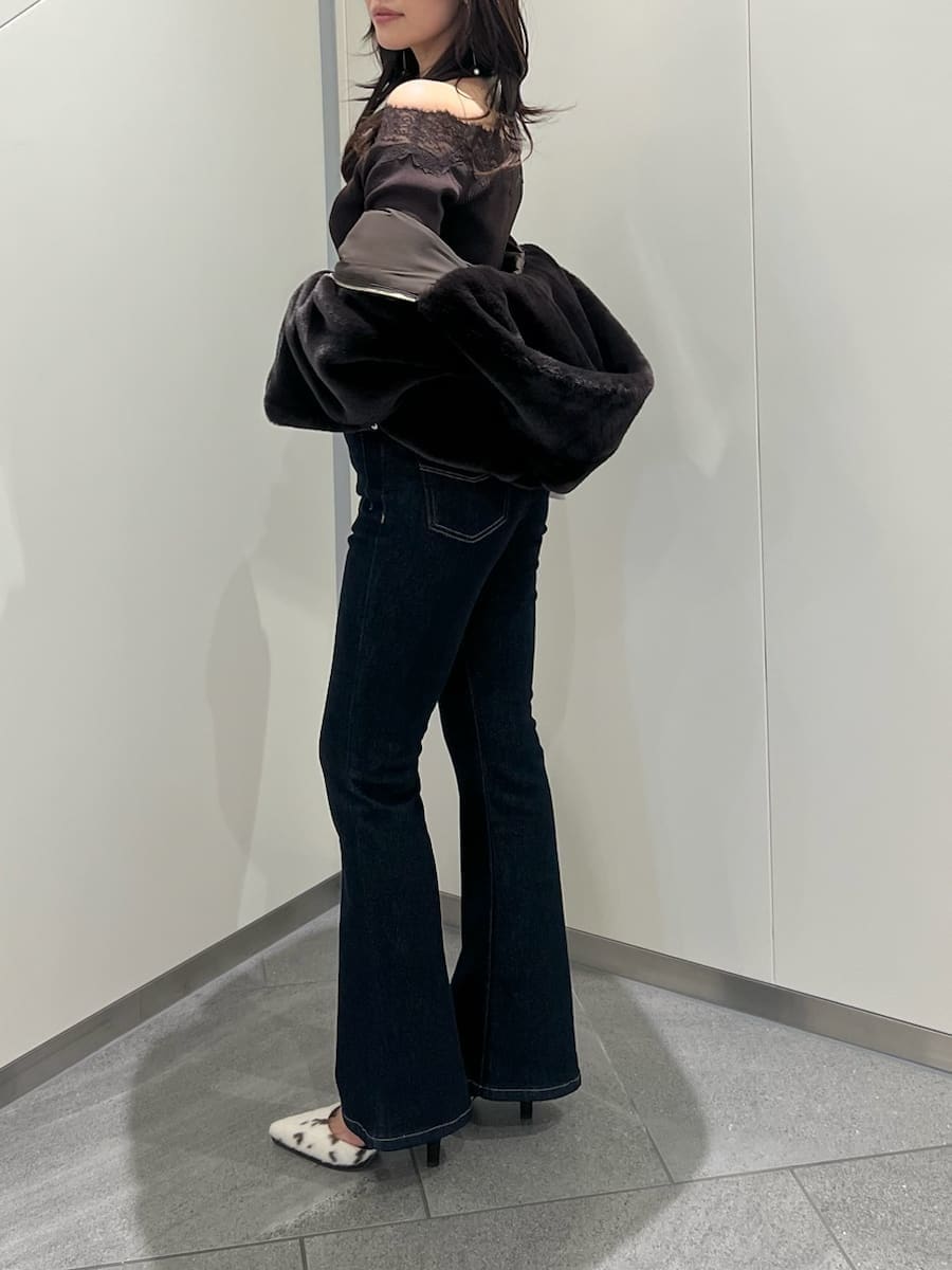 ブルー系のデニムパンツ、ブラウン系のブルゾン、ブラウン系のニット/セーターを着用したレディースの秋コーディネートの2枚目の写真