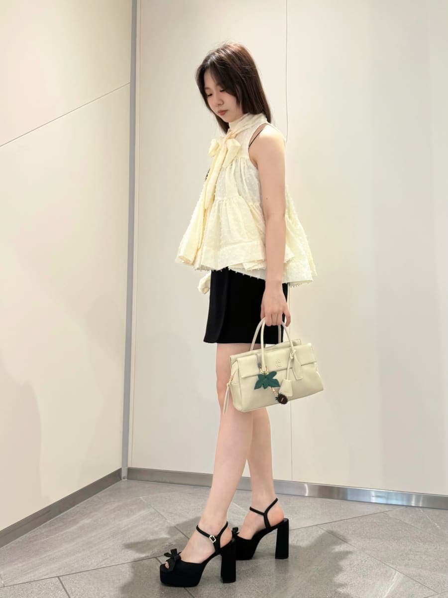 ブラック系のその他パンツ、ホワイト系のシャツ/ブラウス、ブラック系のサンダルを着用したレディースの春コーディネートの2枚目の写真