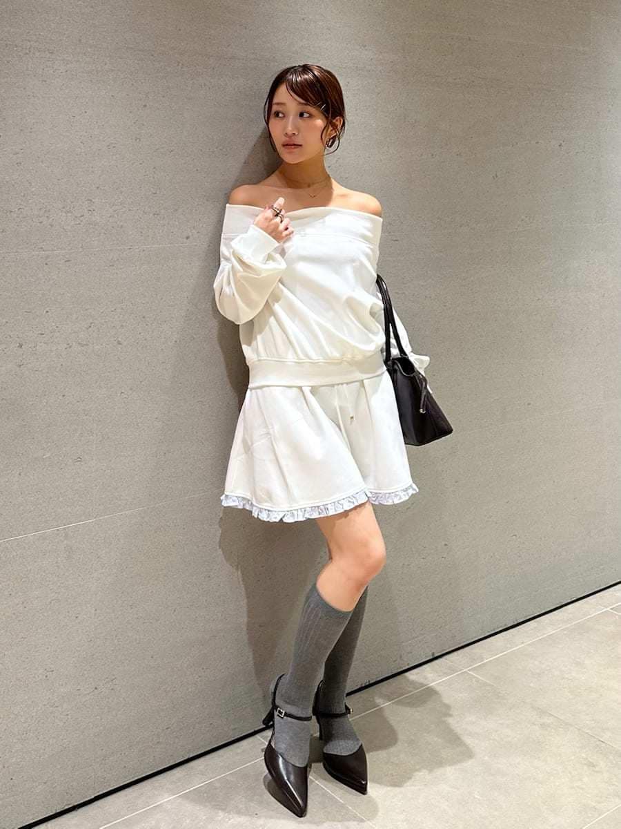 ホワイト系のワンピース、ブラウン系のパンプス、ブラウン系のボストンバッグを着用したレディースの秋コーディネートの5枚目の写真