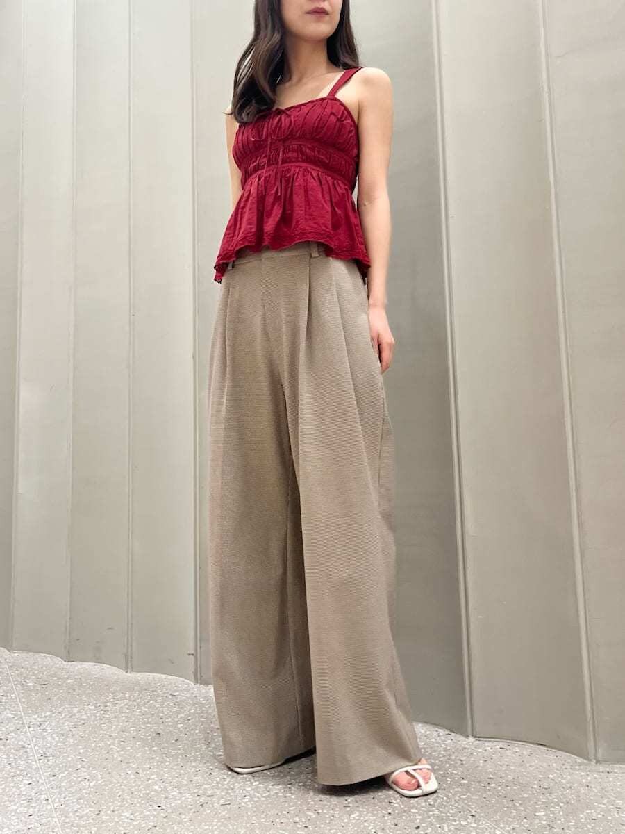 レッド系のシャツ/ブラウス、その他のその他パンツ、ホワイト系のサンダルを着用したレディースの夏コーディネートの2枚目の写真