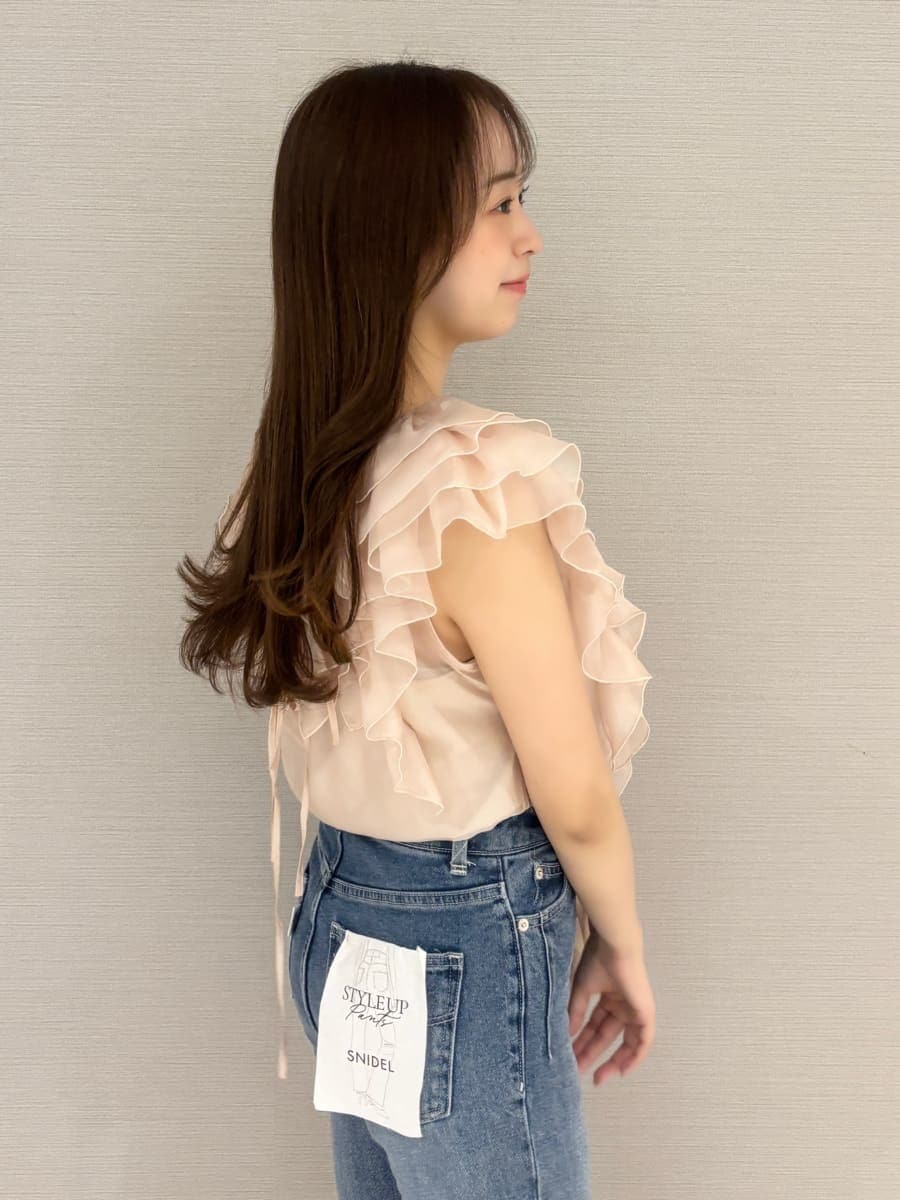 ピンク系のシャツ/ブラウス、その他のサンダル、ブルー系のデニムパンツを着用したレディースの夏コーディネートの5枚目の写真