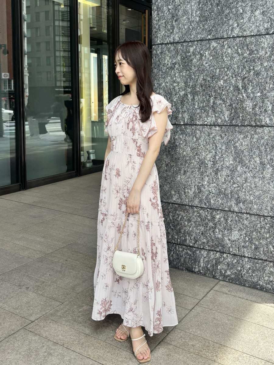 ホワイト系のショルダーバッグ、ピンク系のワンピース、その他のサンダルを着用したレディースの夏コーディネートの8枚目の写真