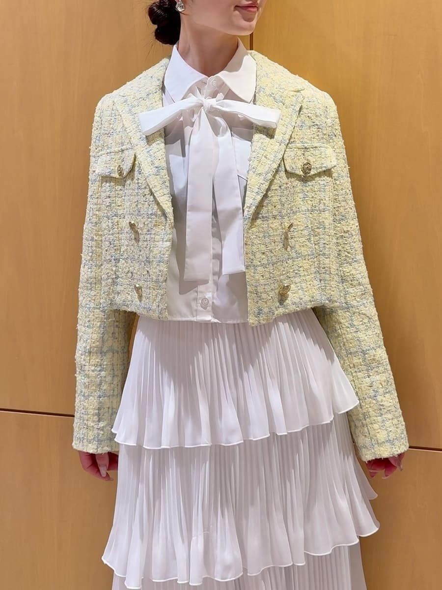 ホワイト系のスカート、イエロー系のテーラードジャケット、ホワイト系のシャツ/ブラウスを着用したレディースの春コーディネートの5枚目の写真