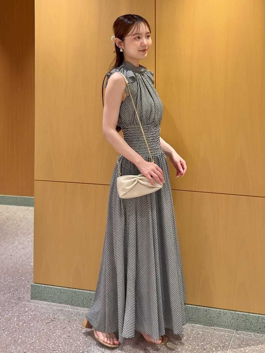 ホワイト系のカーディガン/ボレロ、ホワイト系のワンピース、その他のサンダルを着用したレディースの夏コーディネートの4枚目の写真