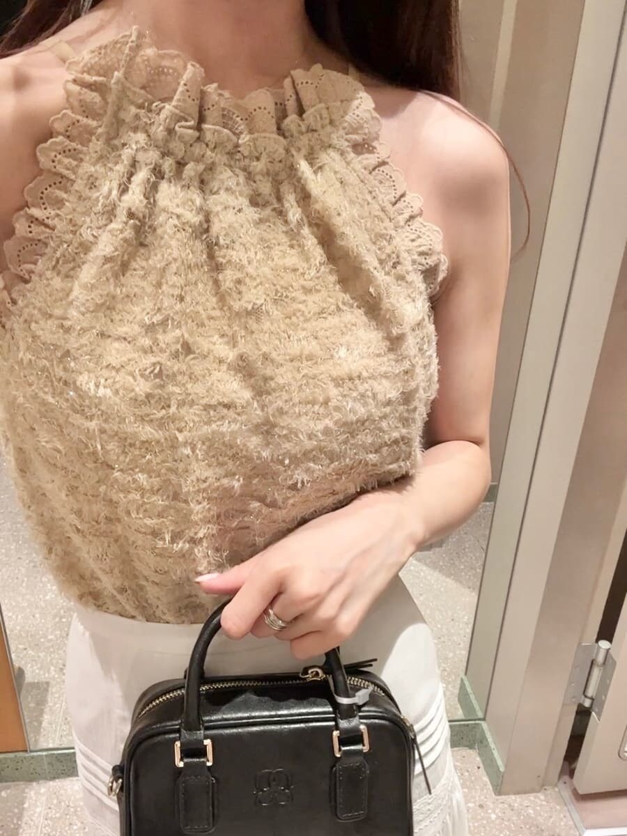 イエロー系のTシャツ/カットソー、ホワイト系のスカート、ブラック系のショルダーバッグを着用したレディースの夏コーディネートの7枚目の写真