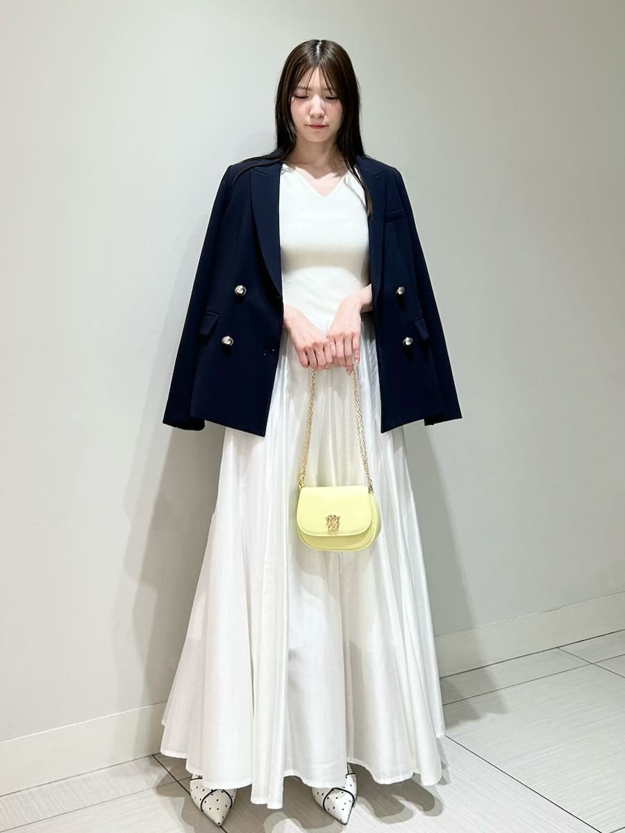 ブルー系のテーラードジャケット、その他のパンプス、イエロー系のショルダーバッグを着用したレディースの春コーディネートの5枚目の写真