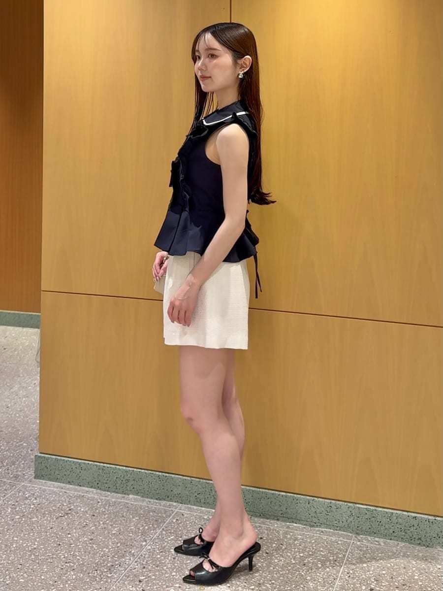 ホワイト系のその他パンツ、ブラック系のサンダル、ブルー系のシャツ/ブラウスを着用したレディースの夏コーディネートの3枚目の写真