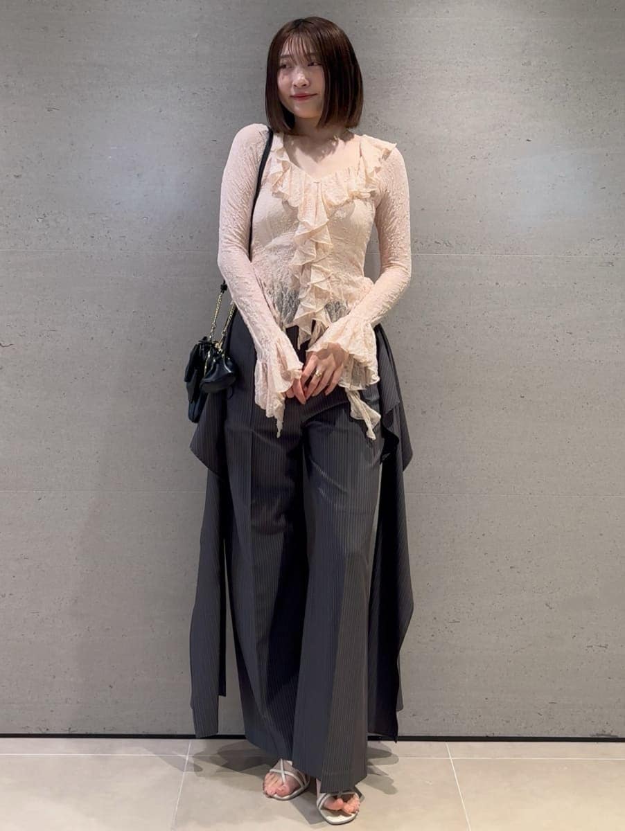 グレー系のその他パンツ、ホワイト系のTシャツ/カットソーを着用したレディースの春コーディネートの4枚目の写真