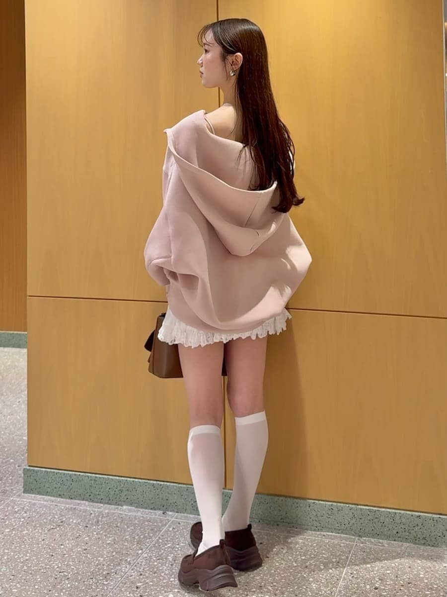 ホワイト系のその他パンツ、ブラウン系のハンドバッグ、ブラウン系のローファーを着用したレディースの春コーディネートの5枚目の写真