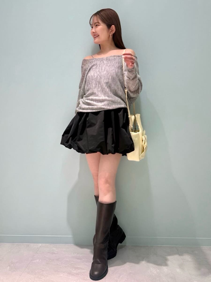 ホワイト系のブルゾン、ブラック系のその他パンツ、グレー系のニット/セーターを着用したレディースの冬コーディネートの8枚目の写真