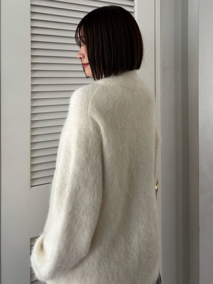 ブラック系のローファー、ホワイト系のブルゾン、イエロー系のボストンバッグを着用したレディースの冬コーディネートの6枚目の写真