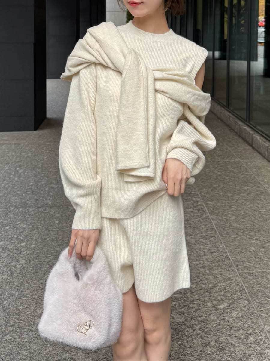ホワイト系のその他パンツ、ホワイト系のニット/セーター、ホワイト系のハンドバッグを着用したレディースの冬コーディネートの5枚目の写真