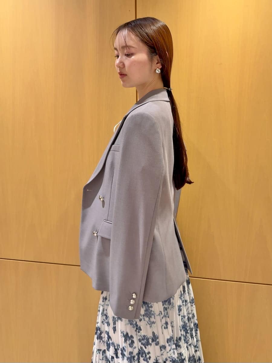 グレー系のブーツ、ブルー系のワンピース、グレー系のテーラードジャケットを着用したレディースの春コーディネートの6枚目の写真