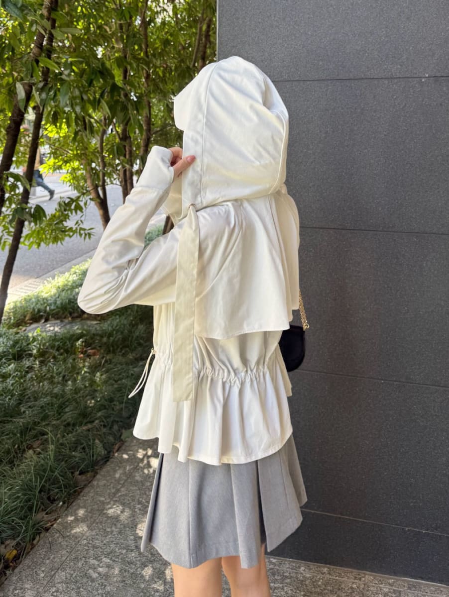 グレー系のスカート、ブラック系のキャミソール、ブラック系のショルダーバッグを着用したレディースの春コーディネートの6枚目の写真