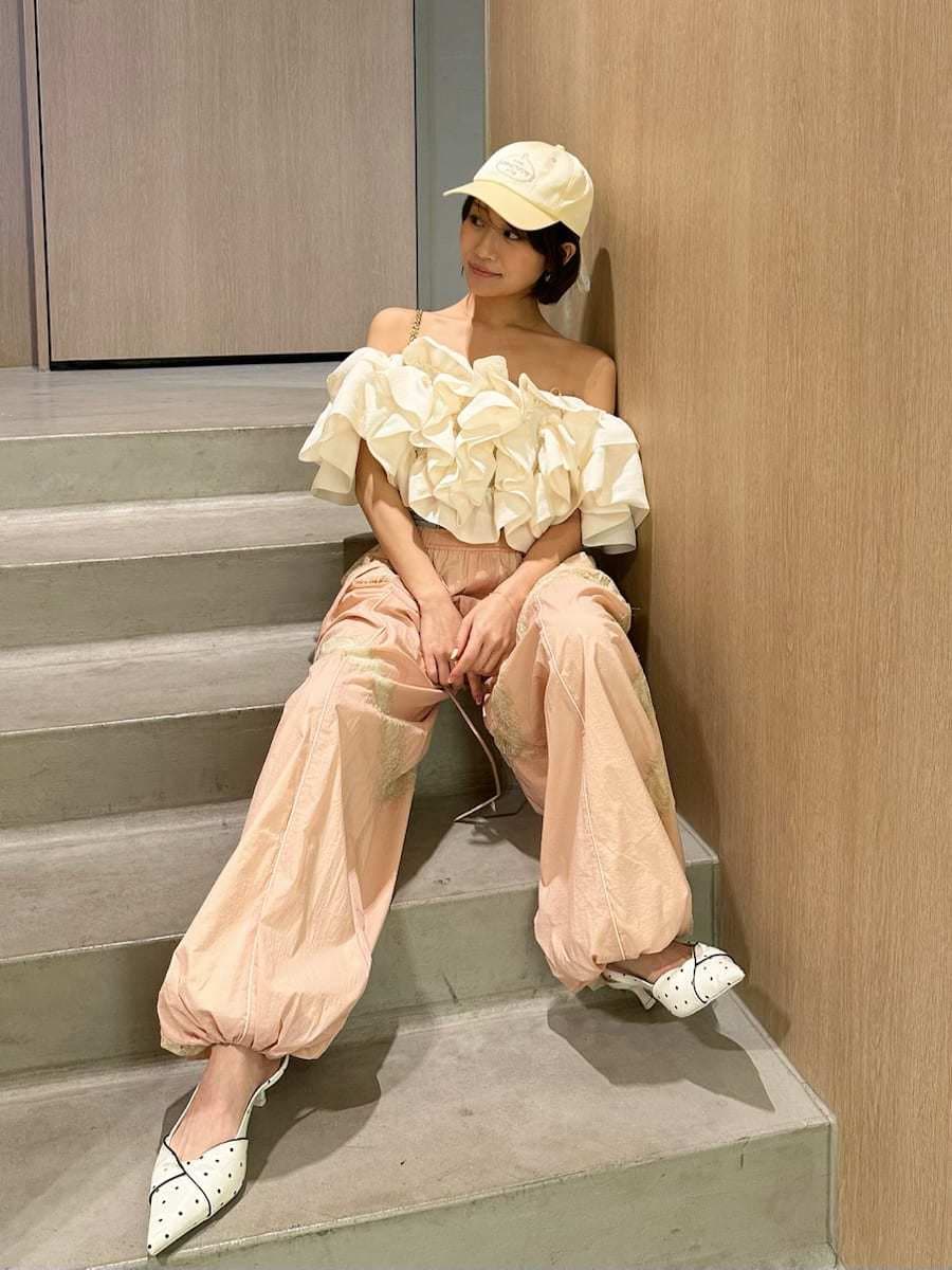 ホワイト系のシャツ/ブラウス、ピンク系のその他パンツ、その他のパンプスを着用したレディースの春コーディネートの8枚目の写真