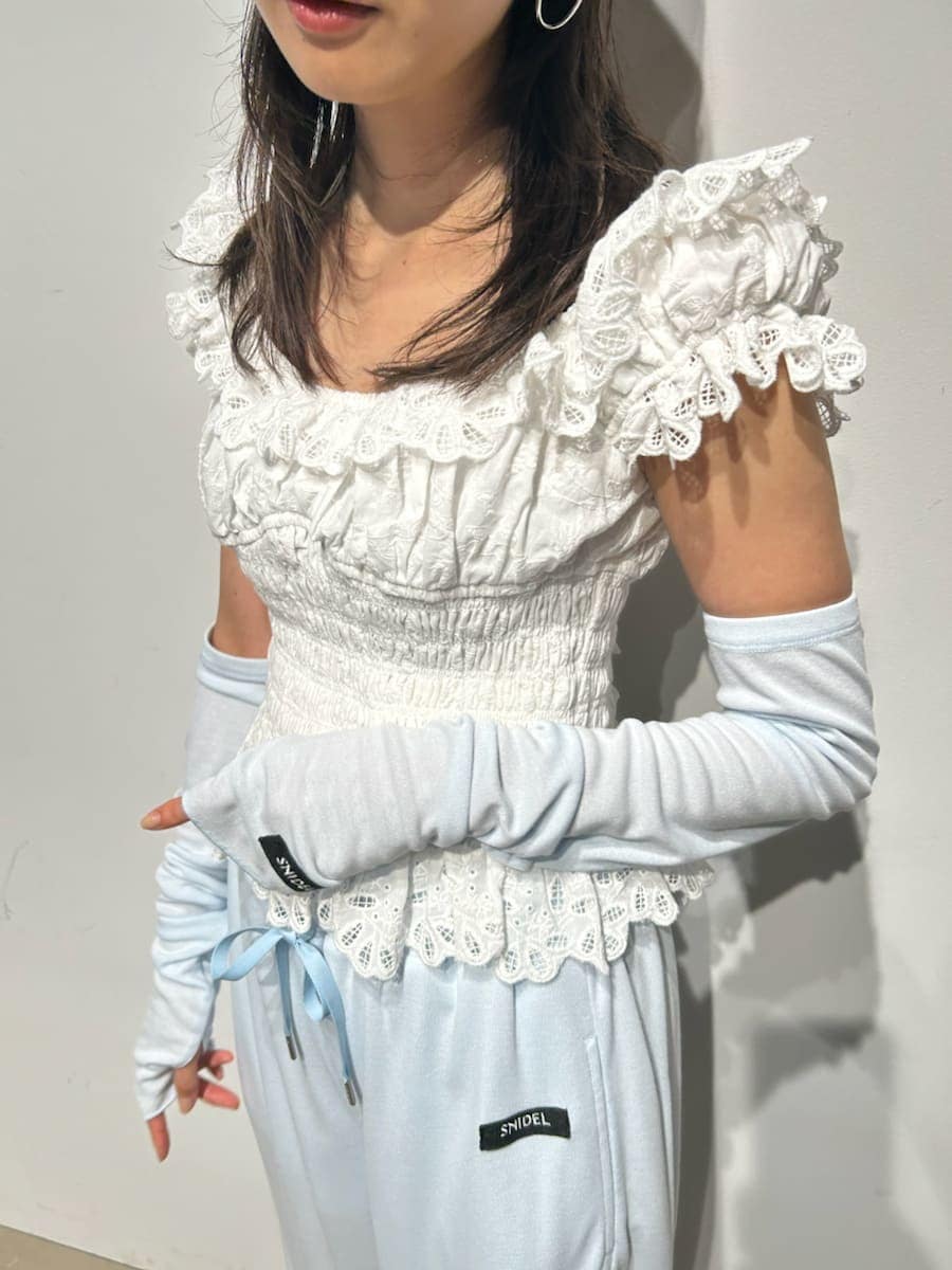 ホワイト系のシャツ/ブラウス、ブルー系のキャップを着用したレディースの冬コーディネートの7枚目の写真