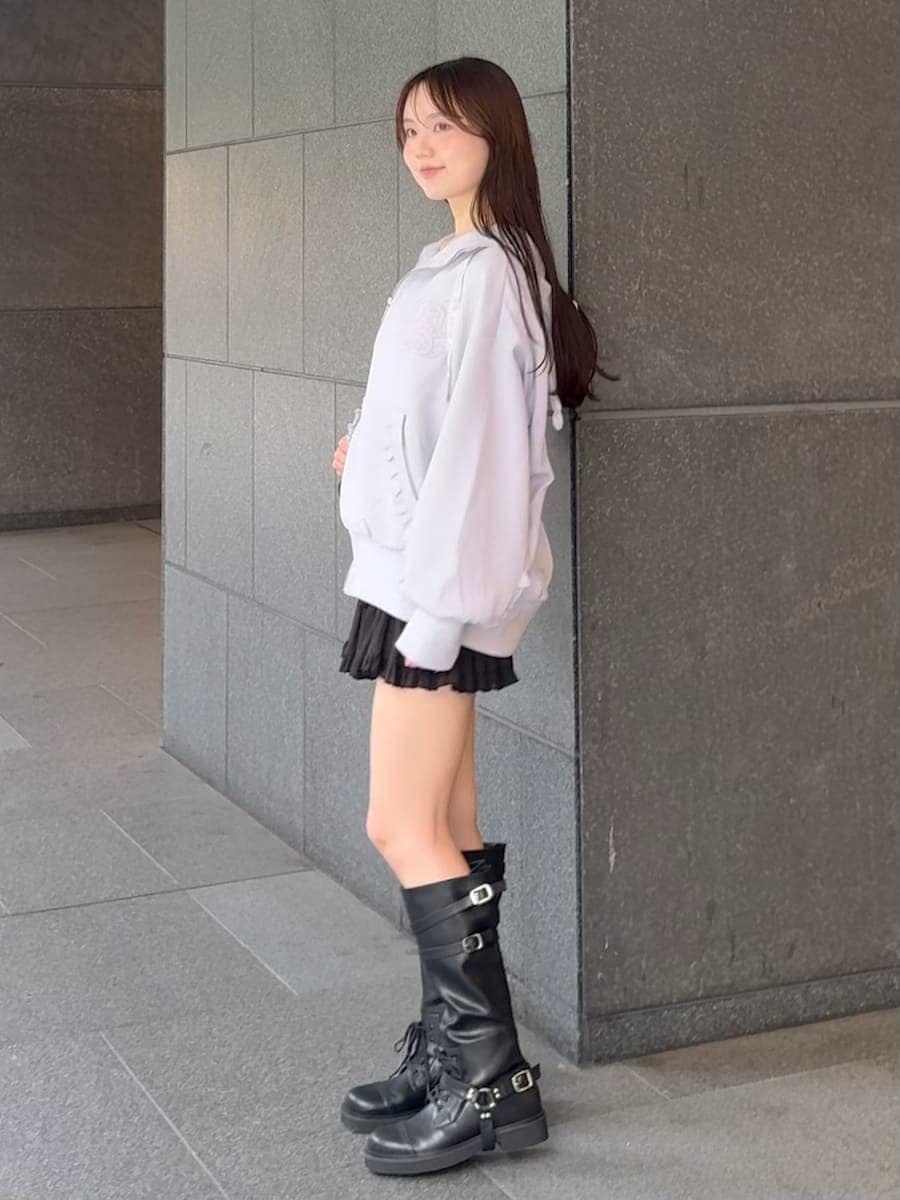 ブラック系のその他パンツ、ブラック系のブーツ、ブラック系のバックパック/リュックを着用したレディースの夏コーディネートの4枚目の写真
