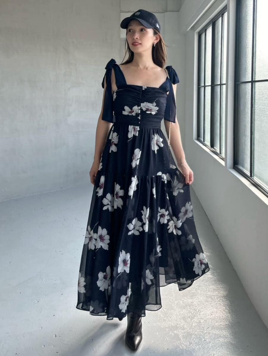 ブルー系のワンピース、ホワイト系のショルダーバッグ、ブラック系のブーツを着用したレディースの夏コーディネートの4枚目の写真