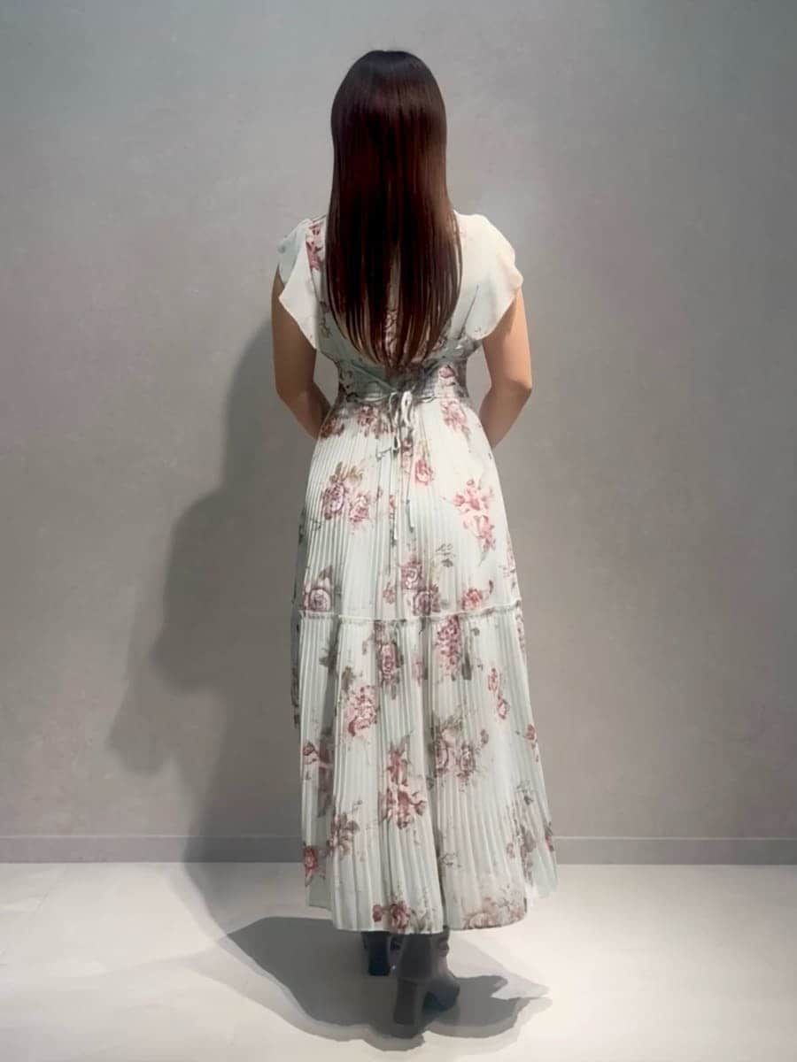 グリーン系のワンピース、ホワイト系のハンドバッグを着用したレディースの春コーディネートの4枚目の写真