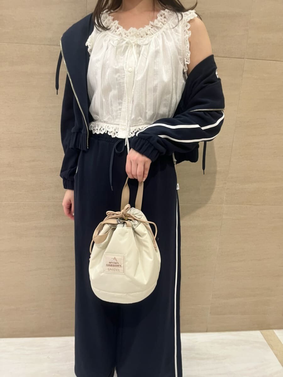 ブルー系のスウェットパンツ、ホワイト系のシャツ/ブラウス、ブルー系のパーカーを着用したレディースの夏コーディネートの6枚目の写真