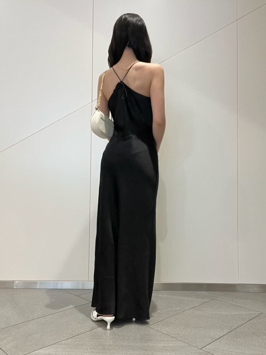 その他のパンプス、ホワイト系のショルダーバッグ、ブラック系のワンピースを着用したレディースの春コーディネートの3枚目の写真