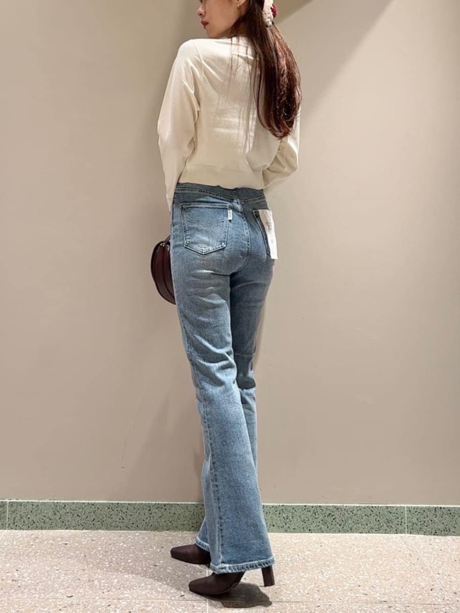 ホワイト系のカーディガン/ボレロ、ブルー系のその他パンツ、ブラウン系のハンドバッグを着用したレディースの夏コーディネートの2枚目の写真