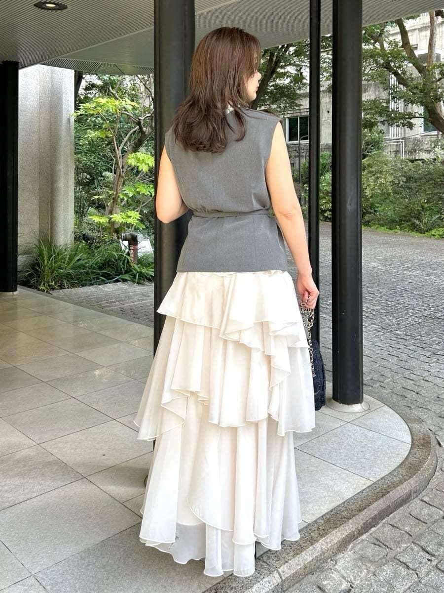 ブラック系のサンダル、グレー系のその他アウター、ホワイト系のスカートを着用したレディースの夏コーディネートの3枚目の写真