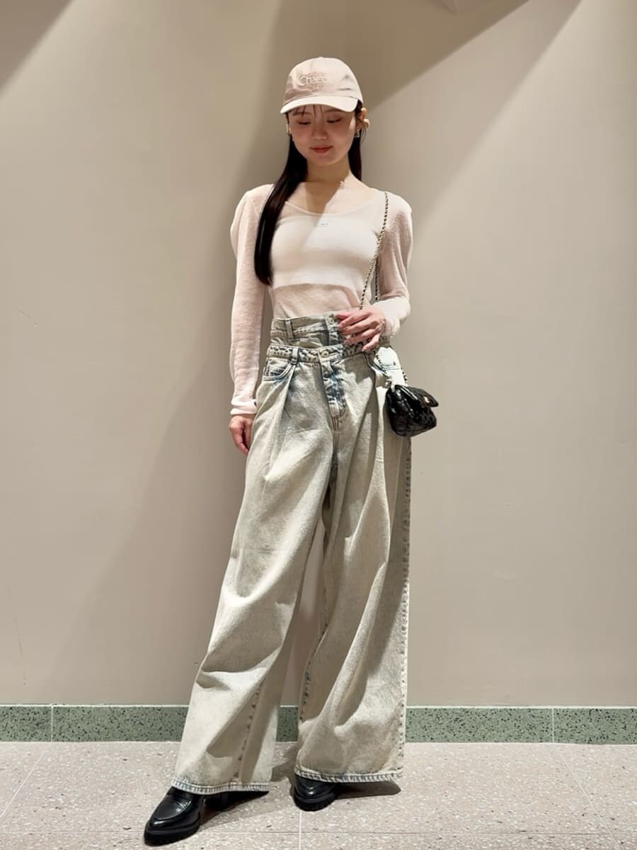 ピンク系のニット/セーター、ブルー系のデニムパンツ、ブラック系のローファーを着用したレディースの夏コーディネートの2枚目の写真