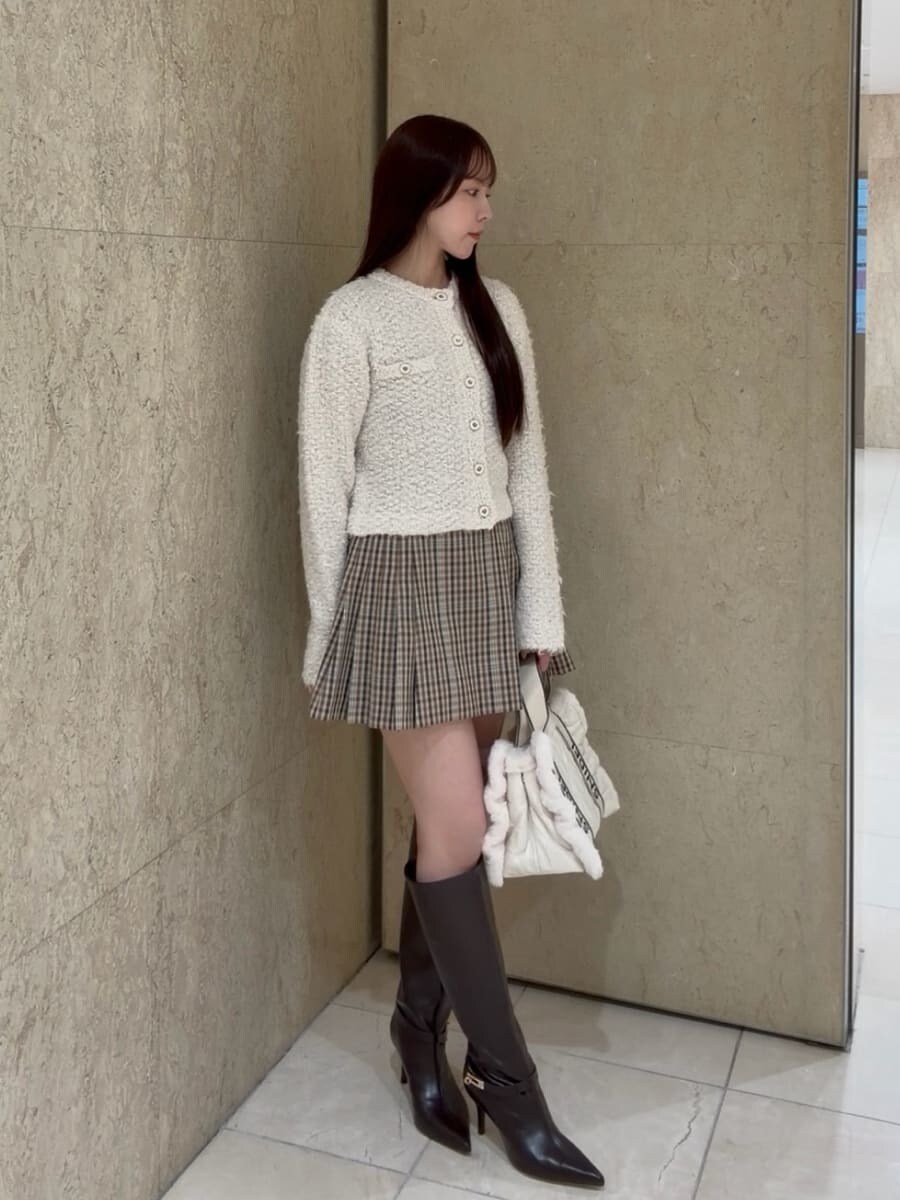 ホワイト系のノーカラージャケット、ベージュ系のその他パンツ、ブラウン系のブーツを着用したレディースの秋コーディネートの3枚目の写真
