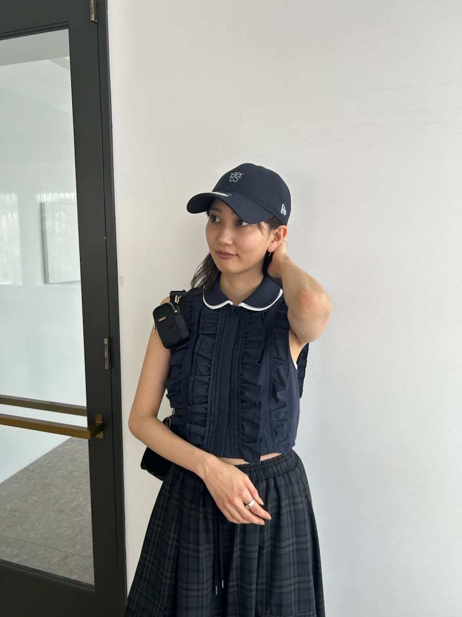 ブルー系のシャツ/ブラウス、ブルー系のその他パンツ、ブラック系のショルダーバッグを着用したレディースの夏コーディネートの8枚目の写真